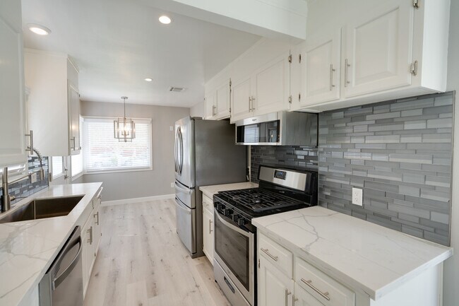 Building Photo - 405 S Fernwood Cir