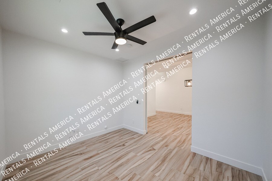 Building Photo - 2418 E Amelia Ave