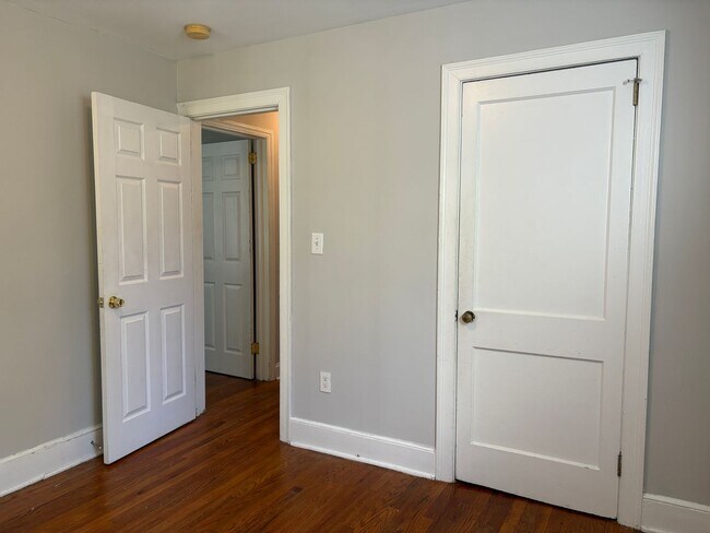 Building Photo - 4 Bedroom, 2 Bathroom House in Greensboro!