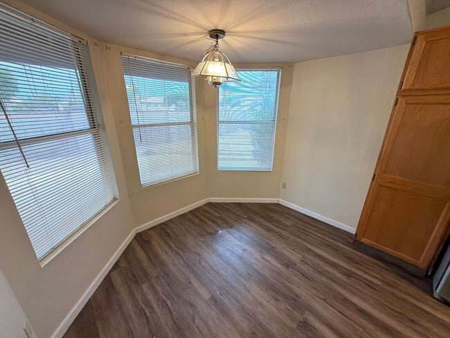 Building Photo - 837 N Oak Ct