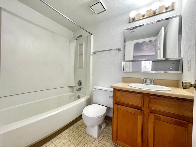 Building Photo - Cozy 2 Bedroom 2.5 Bathroom In The Heart of ABQ!