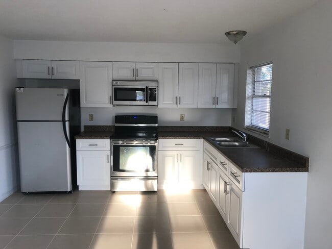 Building Photo - 16902 Carmen Ave