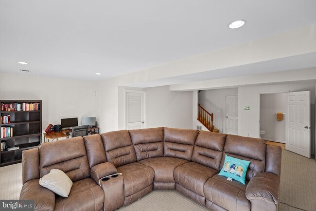 Building Photo - 12 Popes Creek Ln