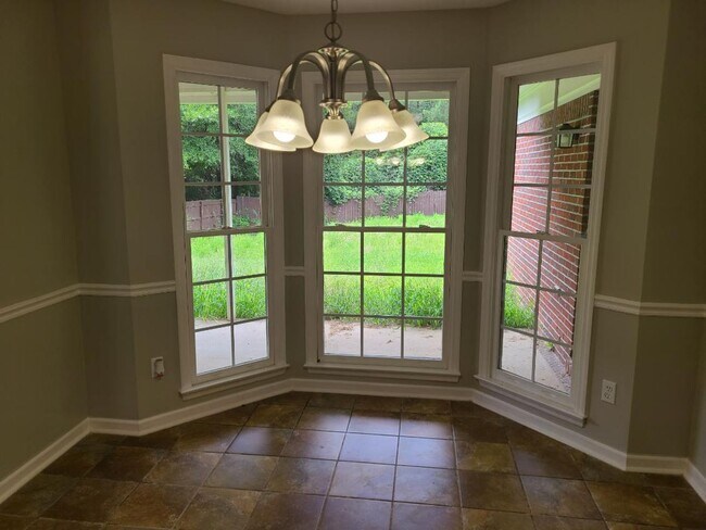 Building Photo - Rent ready 4 bedroom/ 2 bathroom
