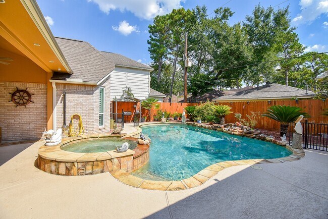 Building Photo - 8315 Mentmore Dr