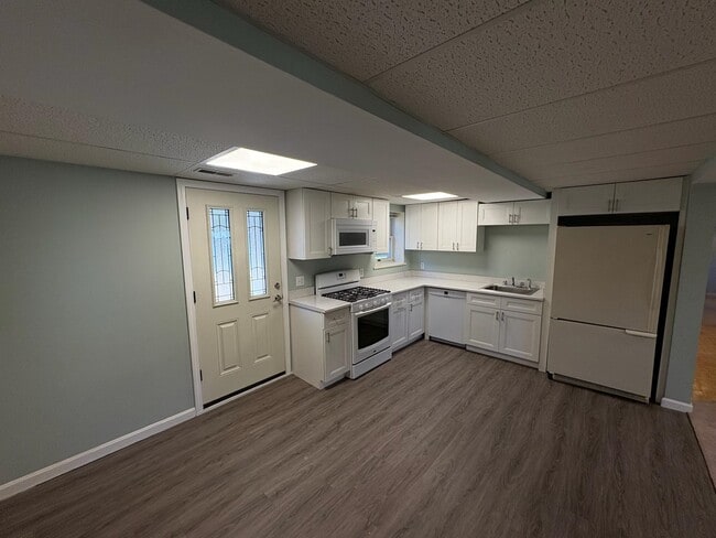 Building Photo - 15 Kingston Dr