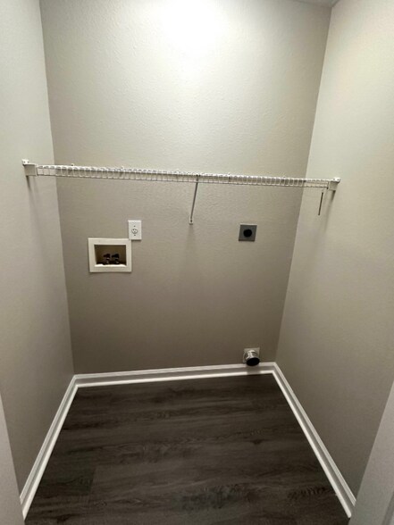 Building Photo - 896 Silvercrest Dr