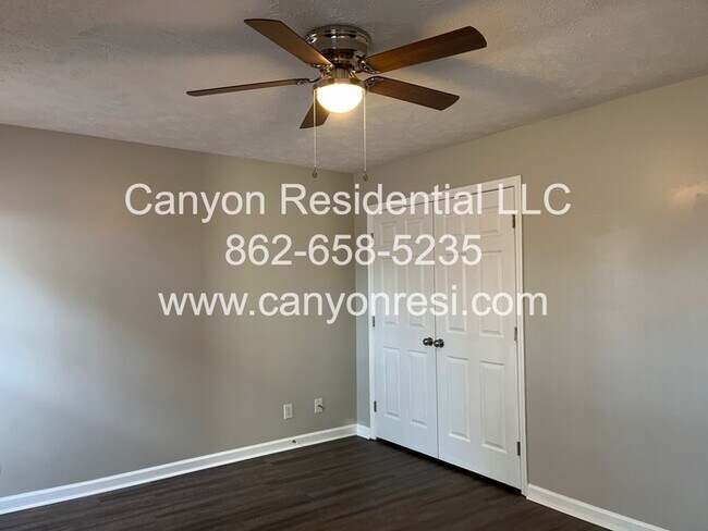 Building Photo - 461 Bedford Knoll Dr
