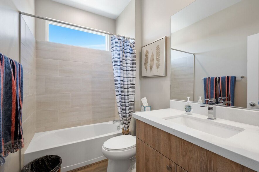 Building Photo - 1340 Rockwood Dr