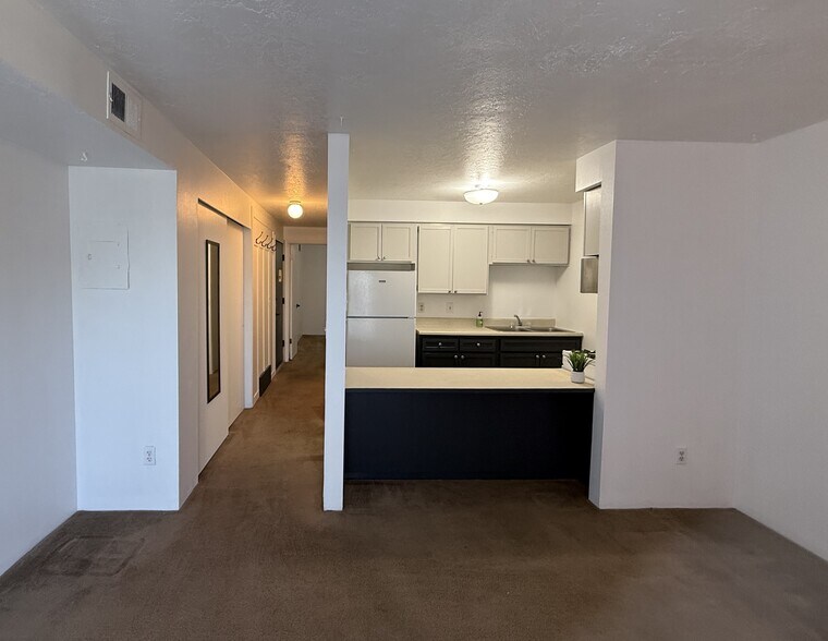 Building Photo - 5600 Meadow Ln