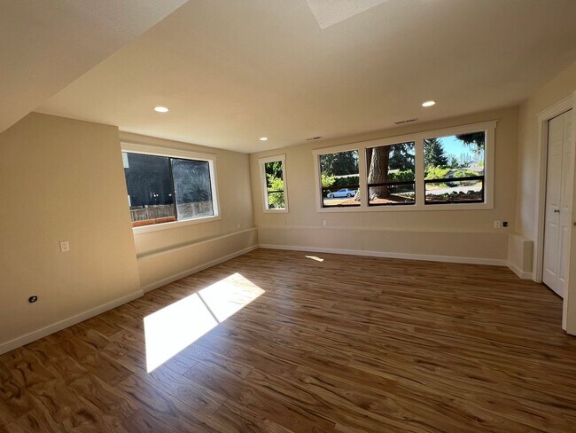 Building Photo - Spacious 5 Bedroom Home Available Now!