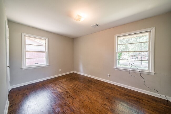 Building Photo - Half Off 1st Month's Rent!!