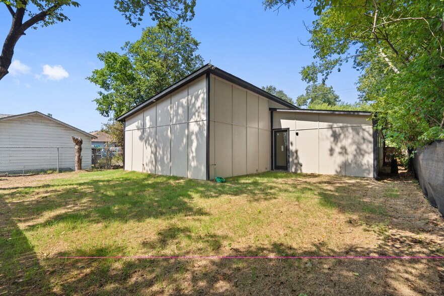 Building Photo - 2514 Carpenter Ave