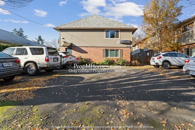 Building Photo - Wonderful Two Bedroom Condo In SE Portland!