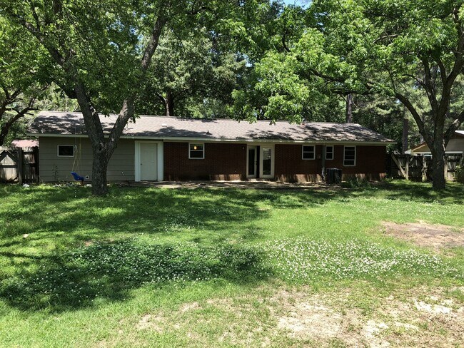 Building Photo - 3 Bed/2 Bath for rent in Madison!