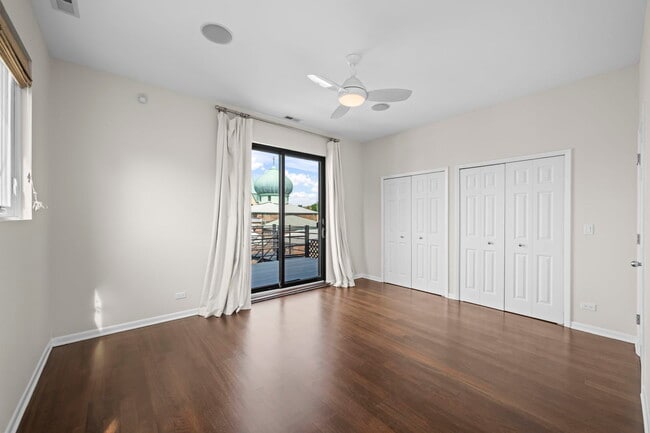Building Photo - 876 N Hermitage Ave