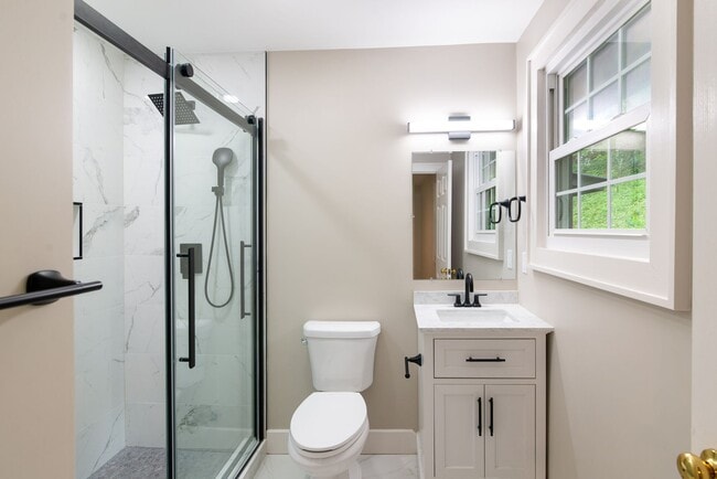 Building Photo - 3 Bedroom 2 Bath beautiful newly remodeled...