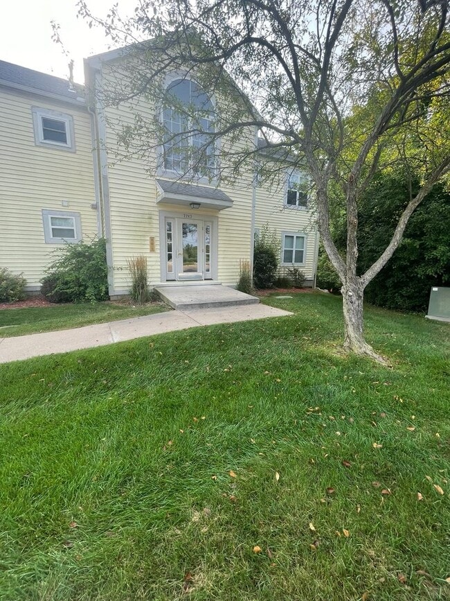 Building Photo - Three Bedroom Two Bath Condo | Laundry, Parking, & Central AC