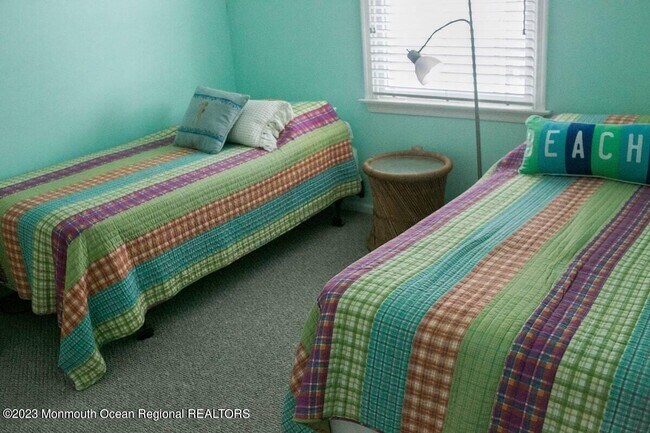 Building Photo - 10 SE Central Ave