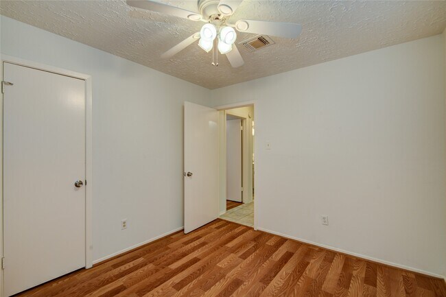 Building Photo - 1911 Ripple Creek Dr