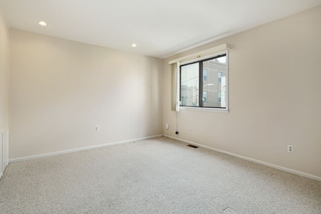 Building Photo - Beautiful Bella Vista Three Bedroom Townhome with Parking