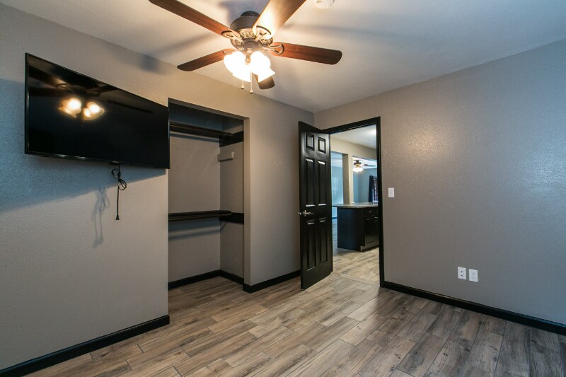 Building Photo - 567 Loras Blvd