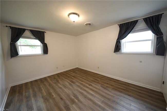Building Photo - 823 Brentwood Dr