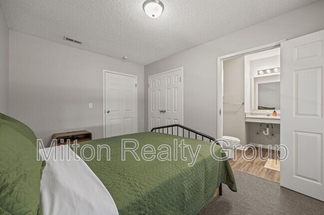 Building Photo - 74 Fantasy Ln