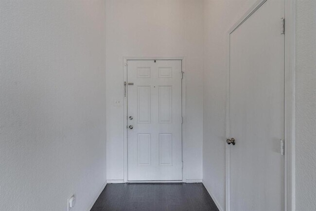 Building Photo - 1618 Sabine Dr