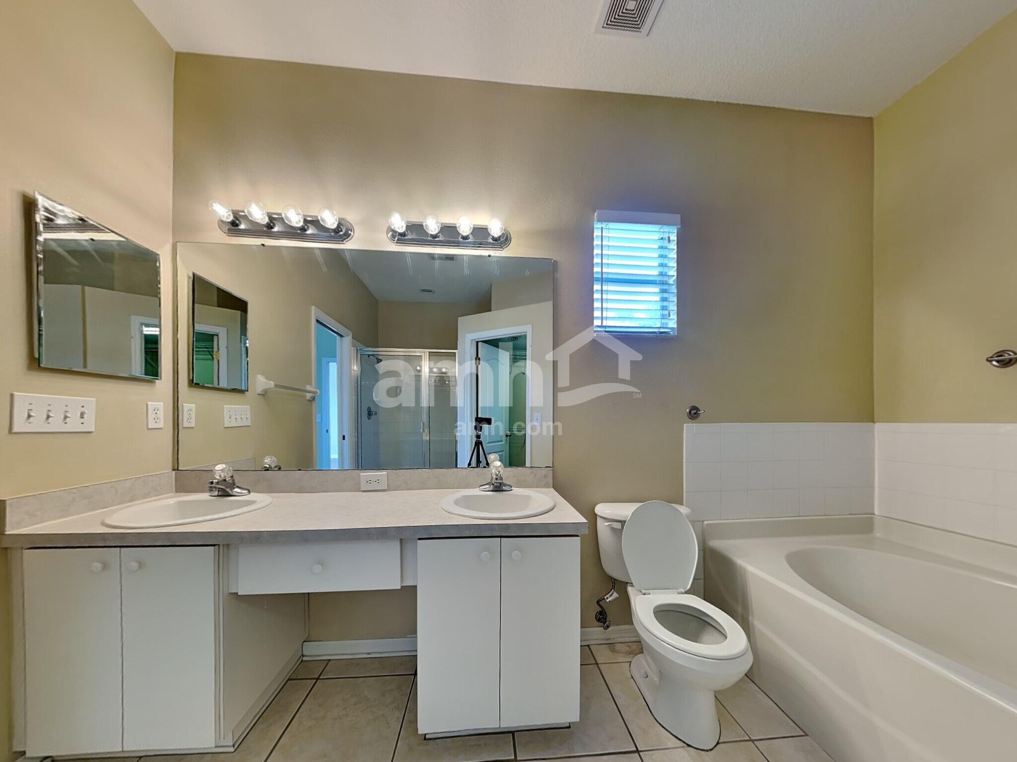 Building Photo - 7044 Monarch Park Dr