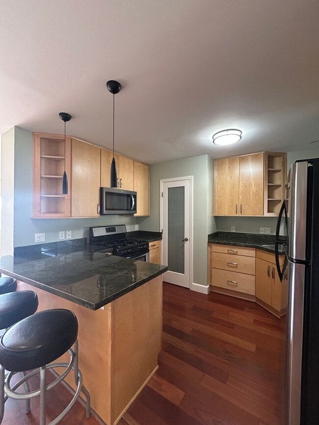Building Photo - Spacious 2 bedroom