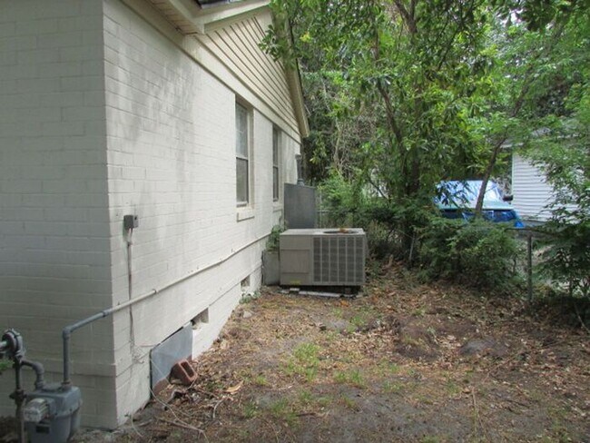 Building Photo - Freshly Updated 3 Bedroom Home