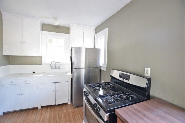 Building Photo - Bright Top-Floor 1 Bedroom in the Heart of...