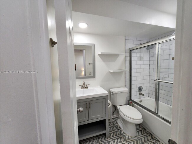 Building Photo - 6518 Kendale Lakes Dr