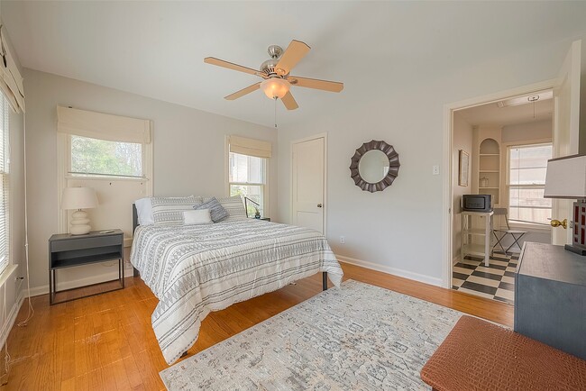 Building Photo - 1558 1/2 Castle Ct