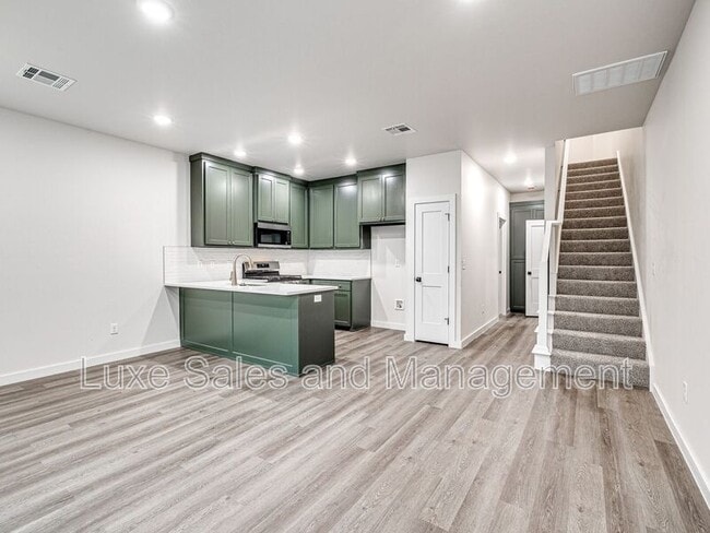 Building Photo - 606 W 2nd St