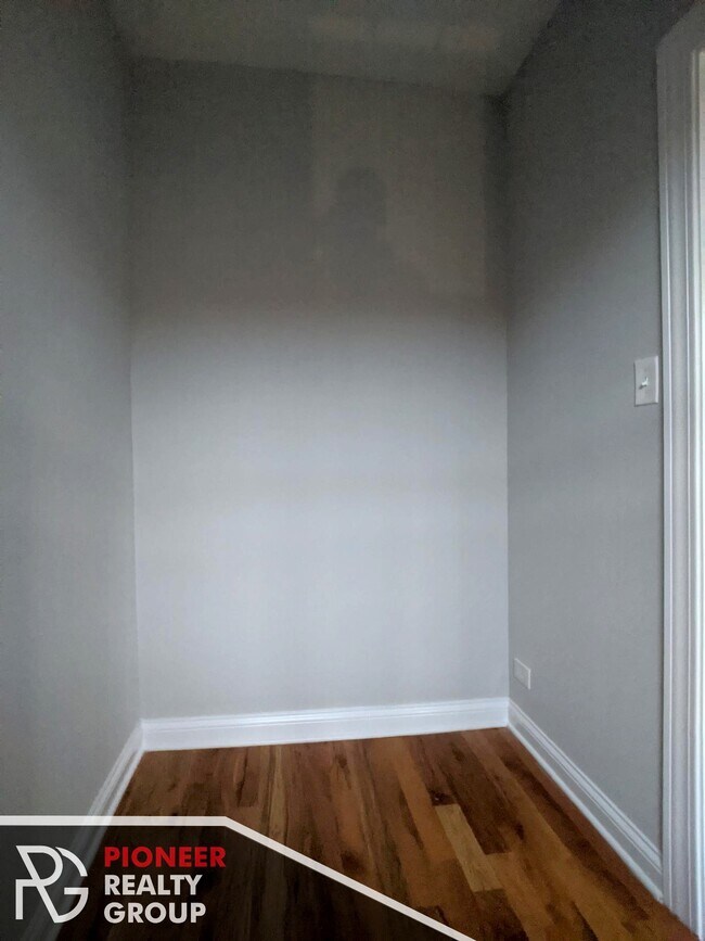 Building Photo - 4407 N Wolcott Ave