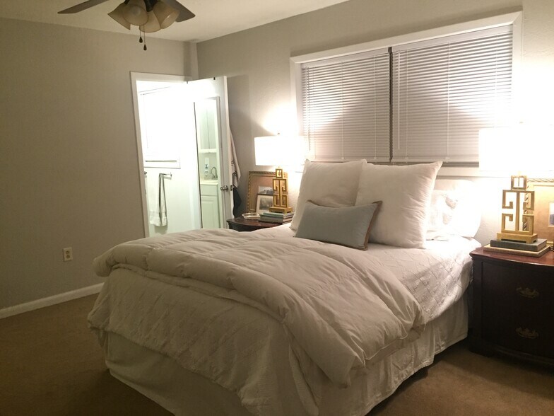 Master Bedroom - 5030 Shumate Rd