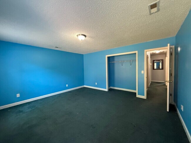 Building Photo - 4/2 Home Available Now!