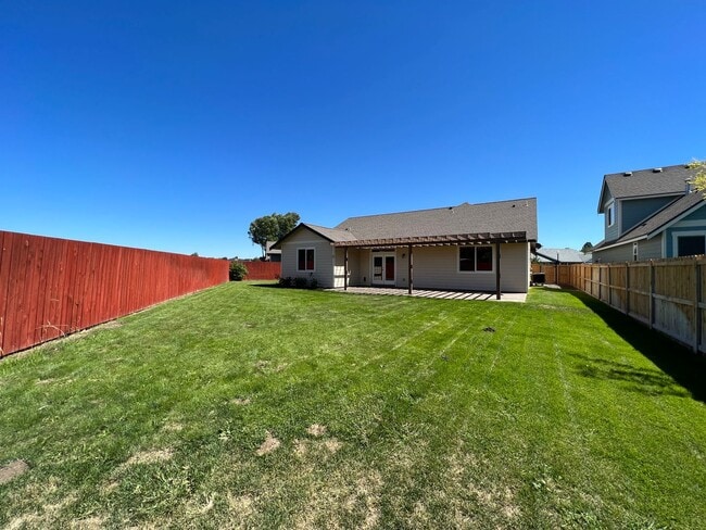 Building Photo - Modern 3 Bedroom Home