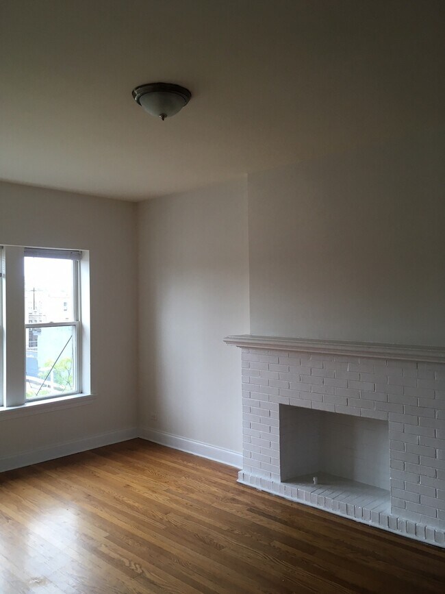 Building Photo - 2-Bedroom, Top-Floor Condo in North Rogers Park