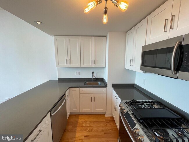 Building Photo - 285 St James Pl
