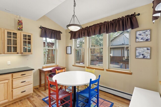 Building Photo - 408 Meadow Ct