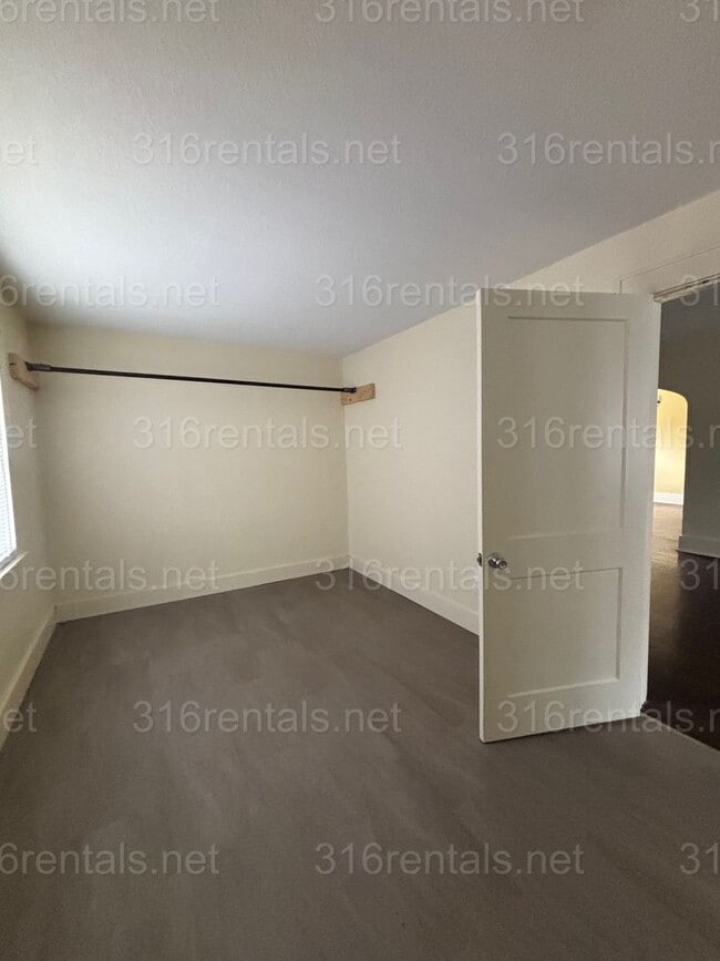 Building Photo - 3 bed 1 bath available NOW!