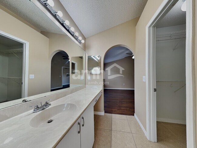 Building Photo - 10355 Little Econ St