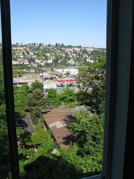 Building Photo - 3043 14th Ave W