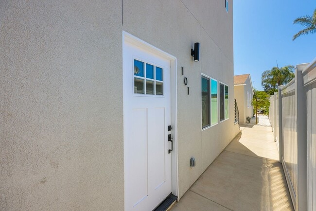 Building Photo - Brand-New & Luxe Downstairs 1-Bed/1-Bath Unit; Offering One Month Free!