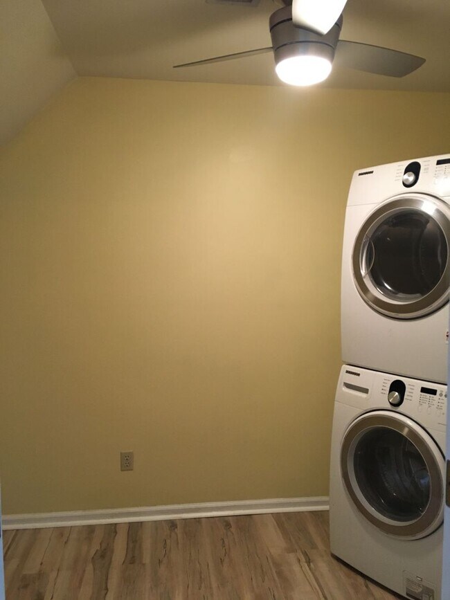 Building Photo - Midtown 2 story condo in Belleair Woods. Over 1200 sq ft of living space! Fenced in back yard! Pe...