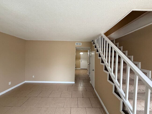 Building Photo - Nice Townhome Located in Adel