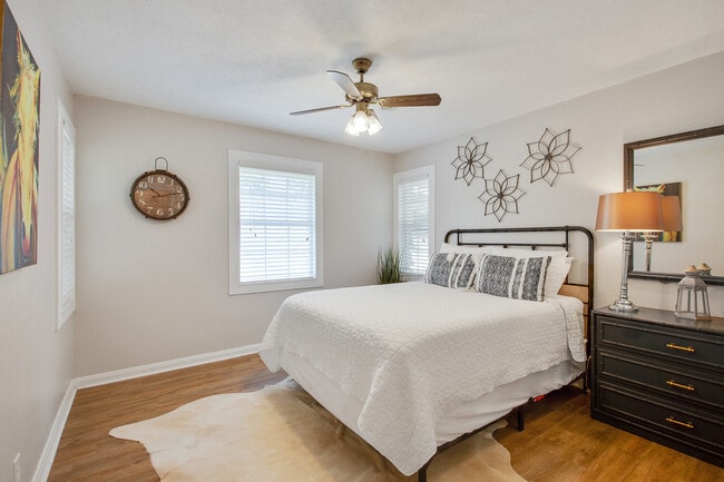 Building Photo - 4724 Lakeview Dr